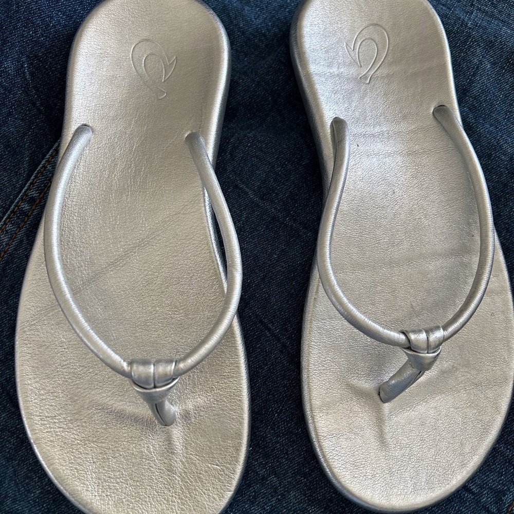 OluKai Huawai Silver Sandals Size 6 Great Condition